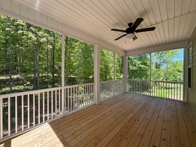 Building Photo - SPACIOUS TOWNHOME