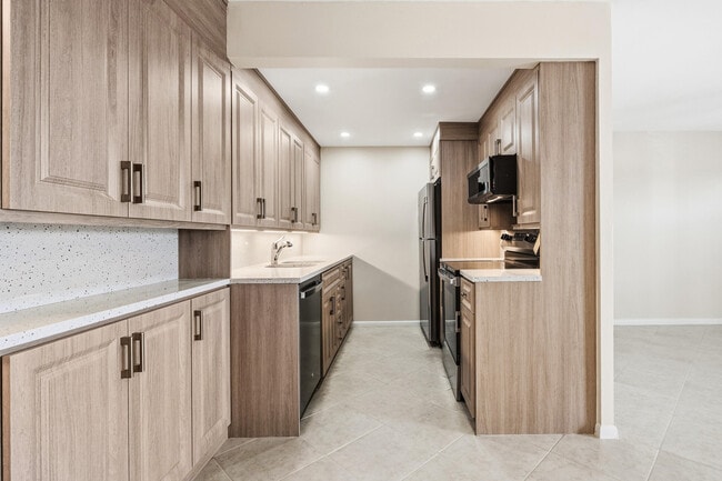 Building Photo - 4067 Yarmouth E