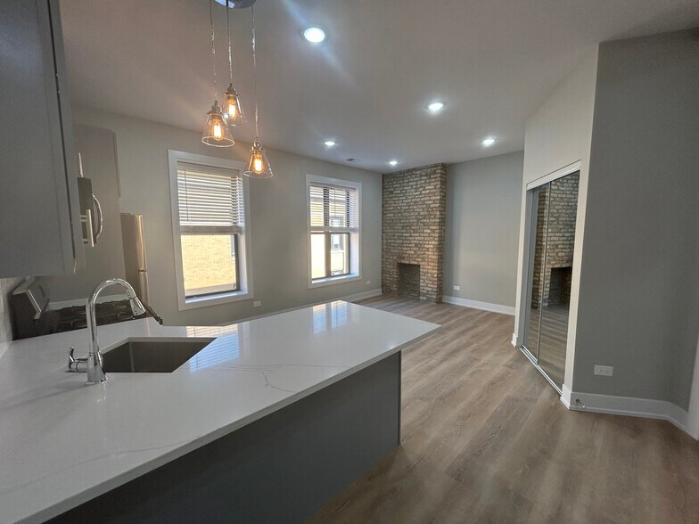 Building Photo - 423 W Belden Ave