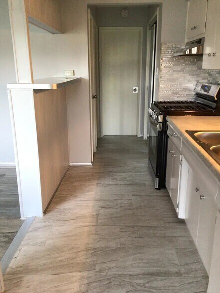 Building Photo - 7043 S East End Ave