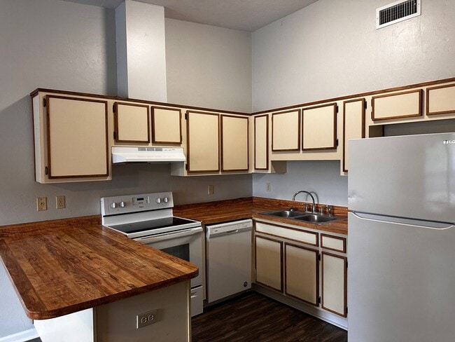 Building Photo - 214 White Dr