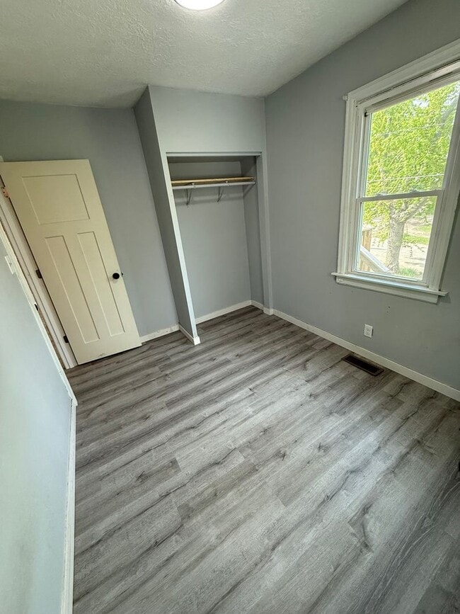 Building Photo - 2 Bedroom 1 Bathroom House