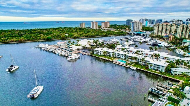 Building Photo - 2727 Yacht Club Blvd