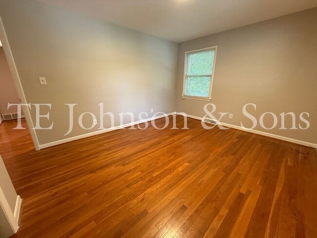 Building Photo - A Great Ardmore Townhouse Waiting For You!