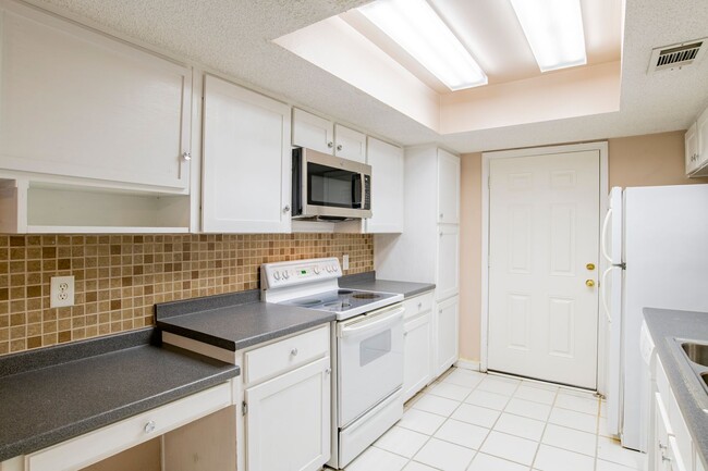 Building Photo - Great Townhouse in Central Pensacola