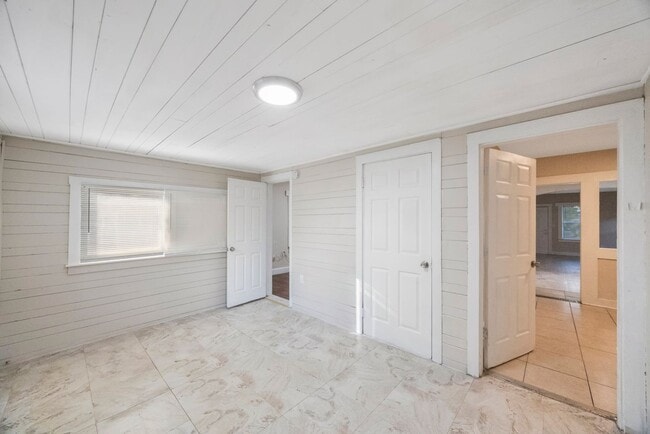 Building Photo - REDUCED  $25 App Fee  3bdrm/1bath home with large yard ** Section 8 OK *** $1795.00**