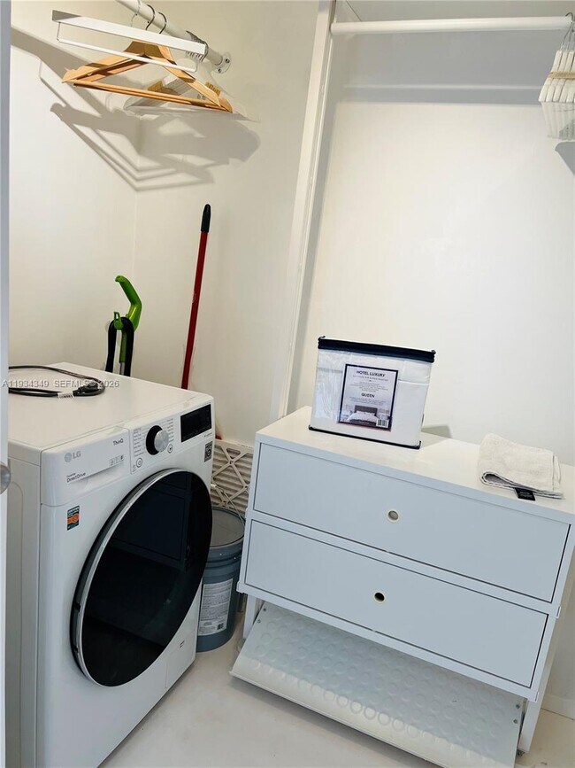 Building Photo - 900 Bay Dr