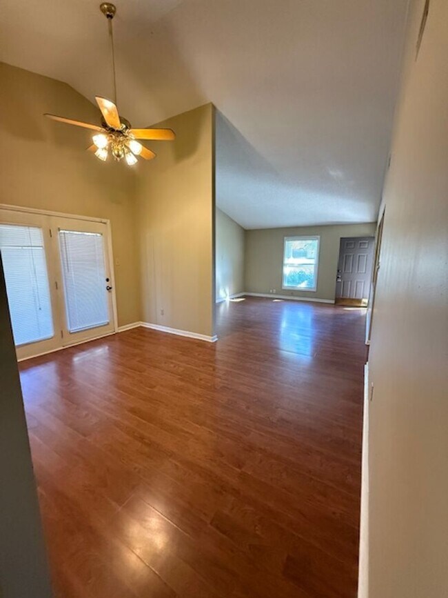 Building Photo - Knoxville 37922 - 3 bedroom, 2 bath home - Contact Susan Niedergeses (865) 300-4722