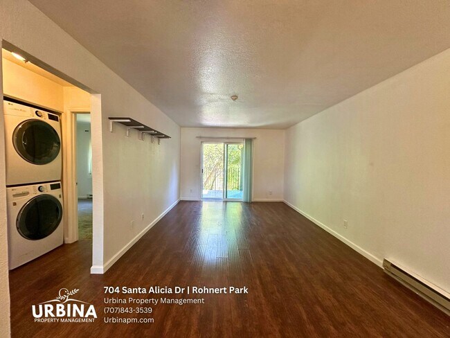 Building Photo - 704 Santa Alicia Dr