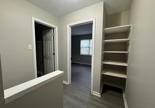 Building Photo - 802 British Wood Dr SW