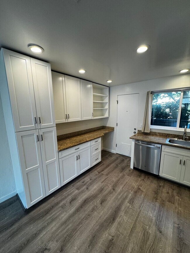 Building Photo - Gorgeous Updated 3-Bedroom Townhome in Pri...