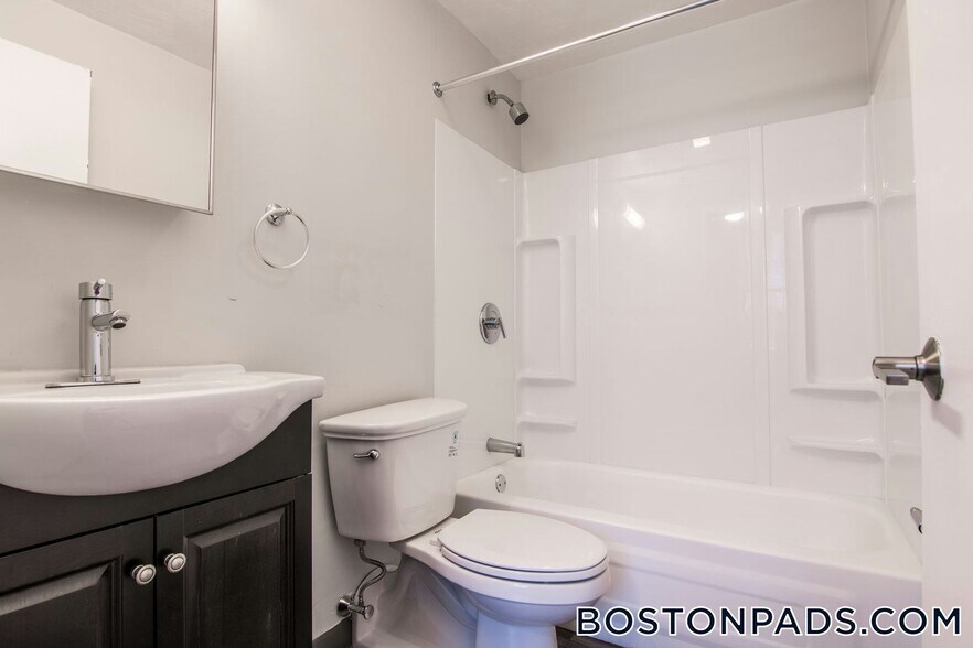 Building Photo - 507 Main St