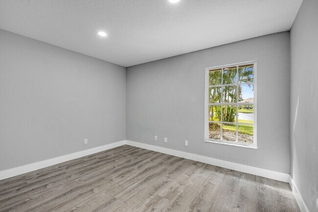 Building Photo - Stunning 3 Bed, 2 Bath Home in Vizcaya Estates