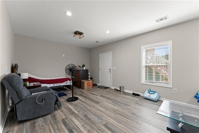 Building Photo - 156 Round Pond Dr