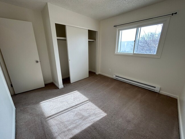 Building Photo - 3 Bed 1.5 Bath Townhome In Excellent Neighborhood