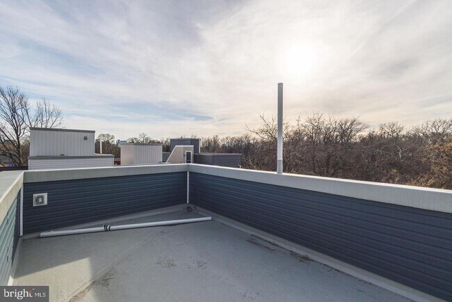 Building Photo - 3030 W Girard Ave