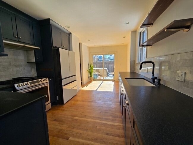 Building Photo - 26 Mather St