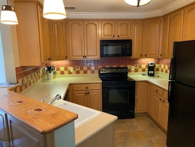 Building Photo - 10-11 Pine Cres-