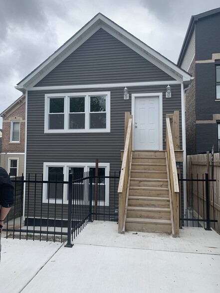 private entrance, big front windows letting in tons of natural light - 2719 W 24th Pl