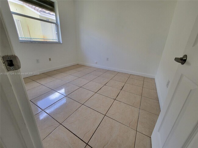 Building Photo - 4949 SW 134th Ave