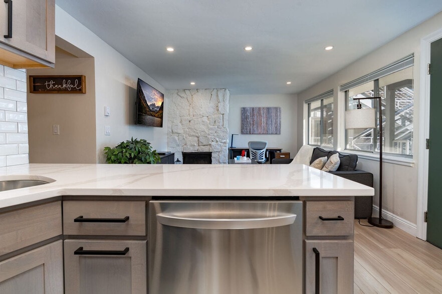 Building Photo - 940 Waters Ave