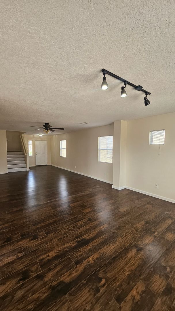 Building Photo - 5 Bed 3 Bath