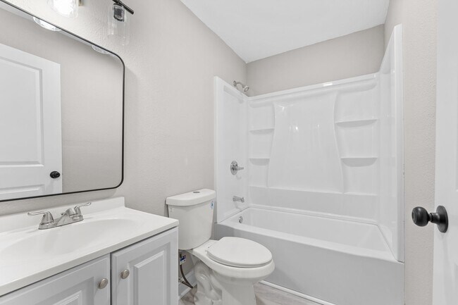 Building Photo - Freshly Renovated 2 Bed, 1 Bath – Prime Location Near Downtown Knoxville!