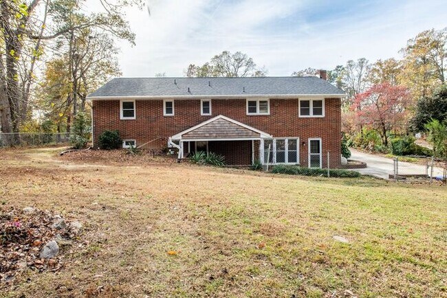 Building Photo - Newly remodeled 3/2.5