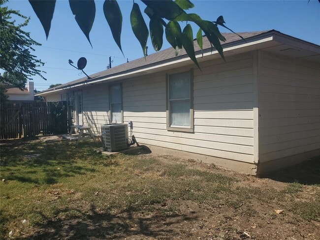 Building Photo - 2221 Creekside Ln