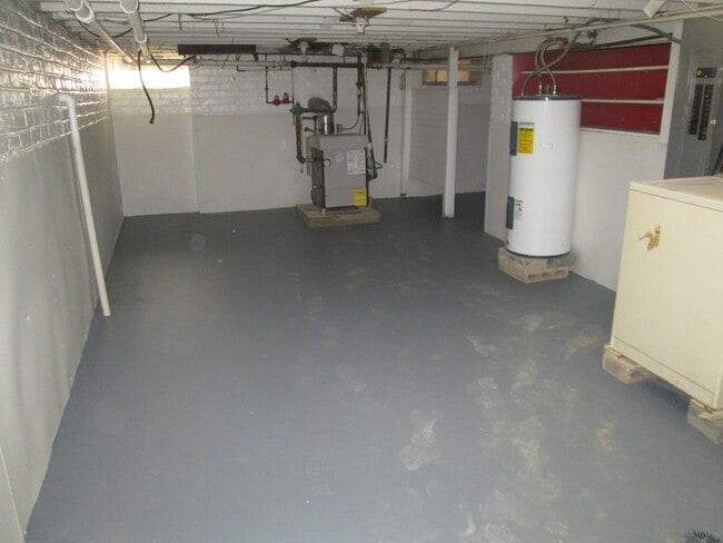 Building Photo - -- AVAILABLE JULY 17TH -- 3 BR / 1 BA Bric...