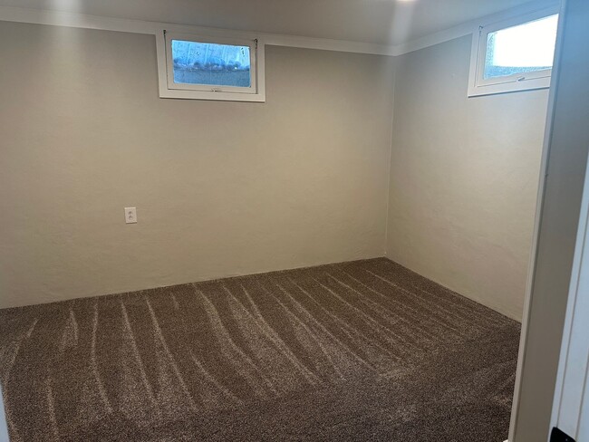 Building Photo - 5 bedroom 2 1/2 bath home for rent