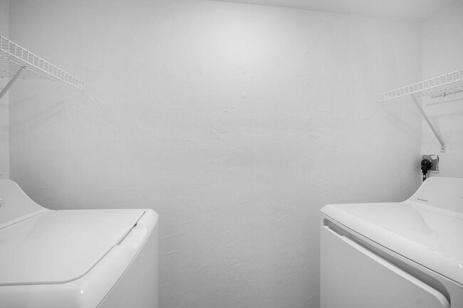 Building Photo - Well-maintained,2 bed 2 bath two-story condo located in Fort Myers