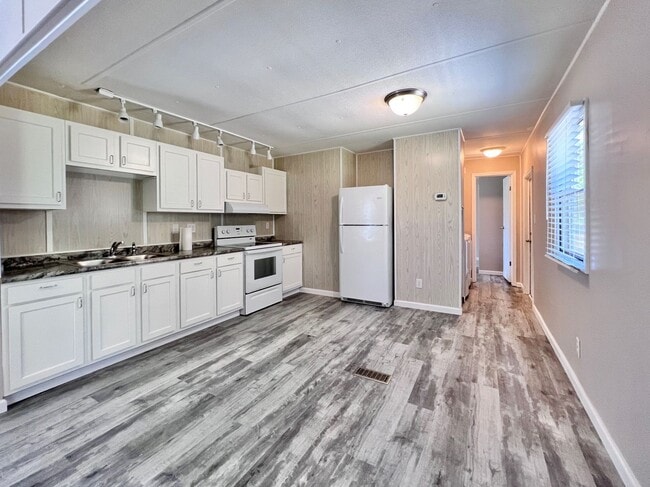 Building Photo - 3 BR 2 BA Near Surf City