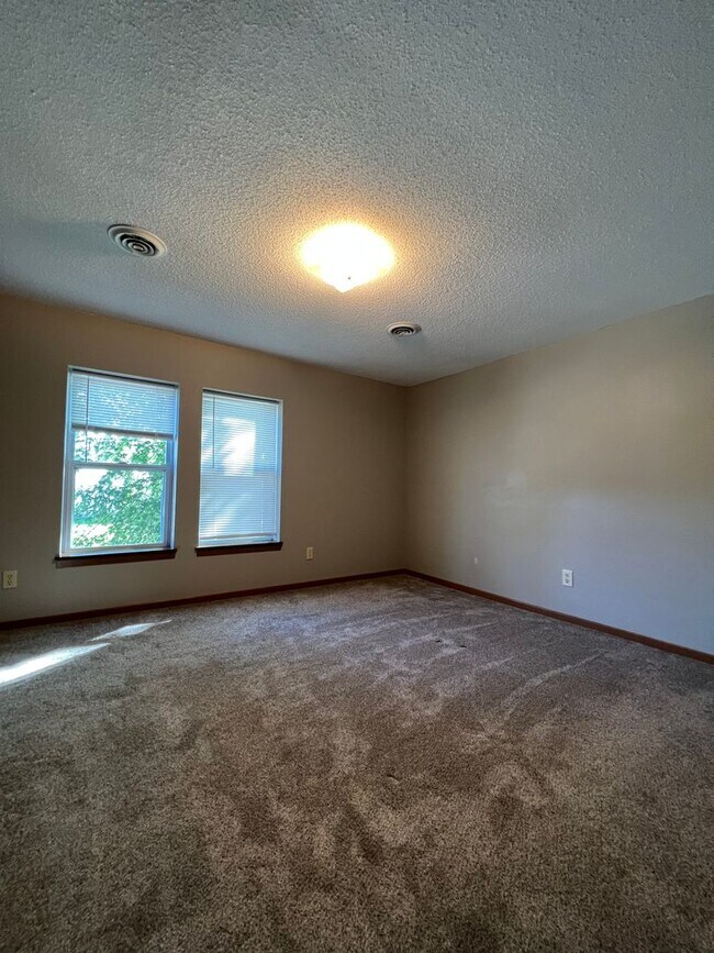 Building Photo - Hoff - 14