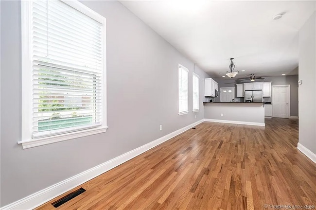 Building Photo - Sophisticated townhouse-style living offering 3 bedrooms, 2 baths
