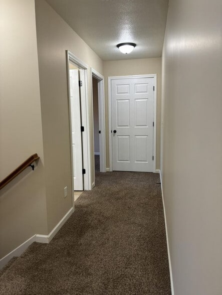 Building Photo - 423 E Cheyenne St