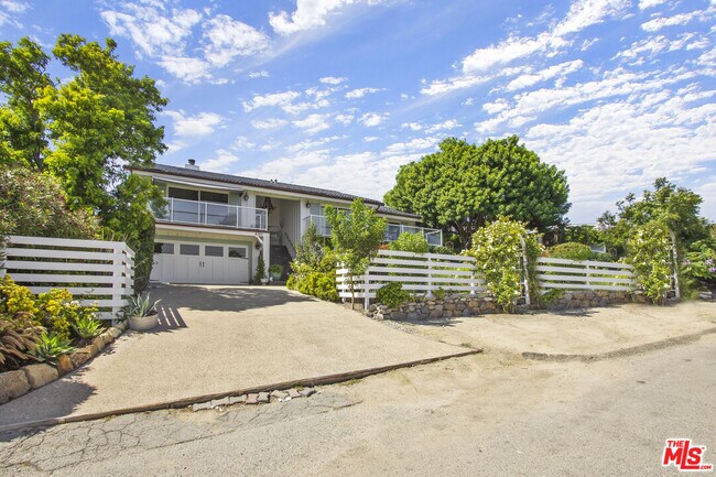 Building Photo - 6363 Zumirez Dr