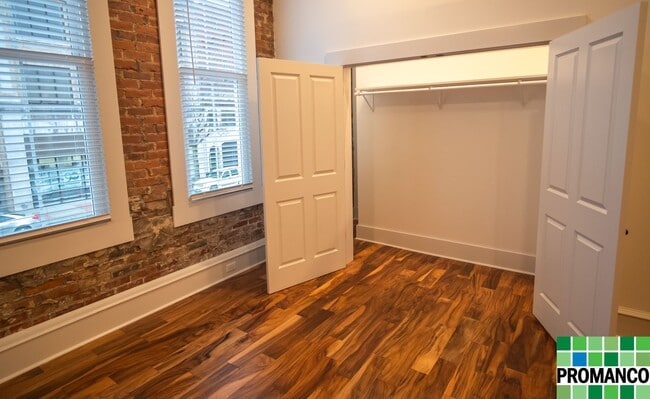 Building Photo - Downtown Luxury Loft Apartment