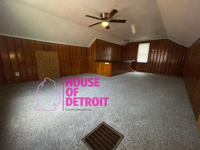Building Photo - SUMMER SPECIAL~ 3 BEDROOM 1.5 BATH~ FREE P...