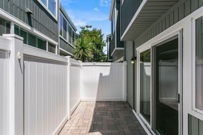 Building Photo - End-Unit Townhouse in Prime Newport Beach ...