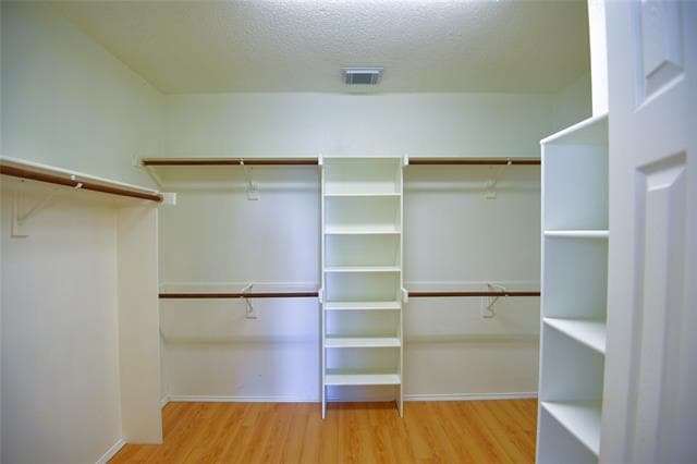 Building Photo - 3921 Lakeside Dr