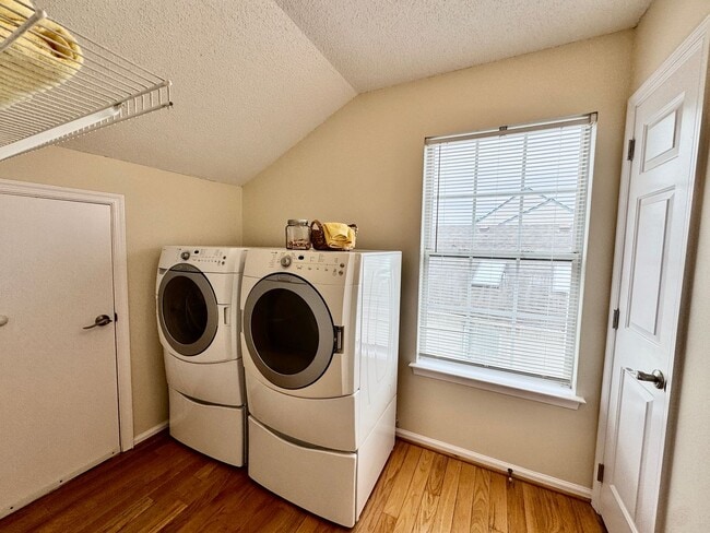 Building Photo - 4-Bedroom Home in Rock Creek Available NOW...