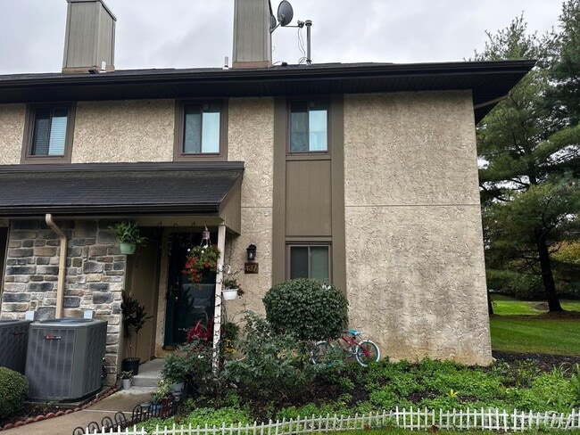 Building Photo - 137 Hampshire Dr
