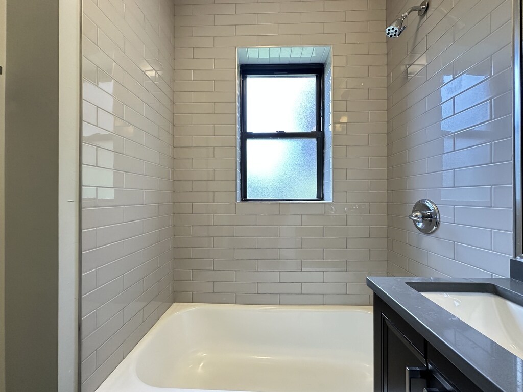 Building Photo - 722 W Brompton