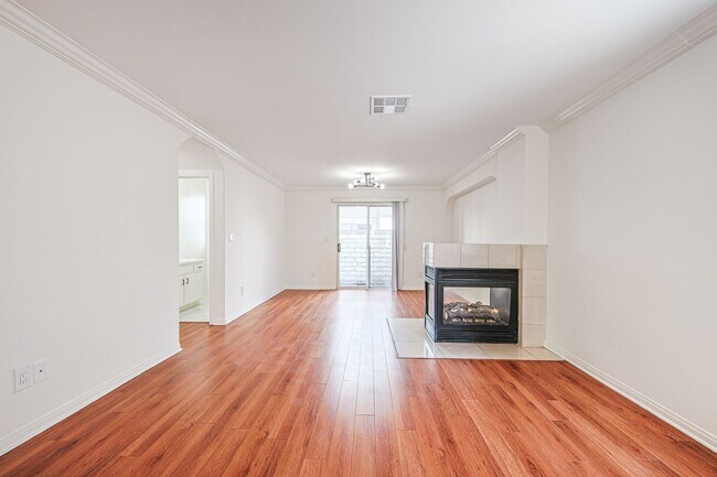 Building Photo - Fully Renovated 4 Bed/3.5Bath Home with Garage + Private Yard