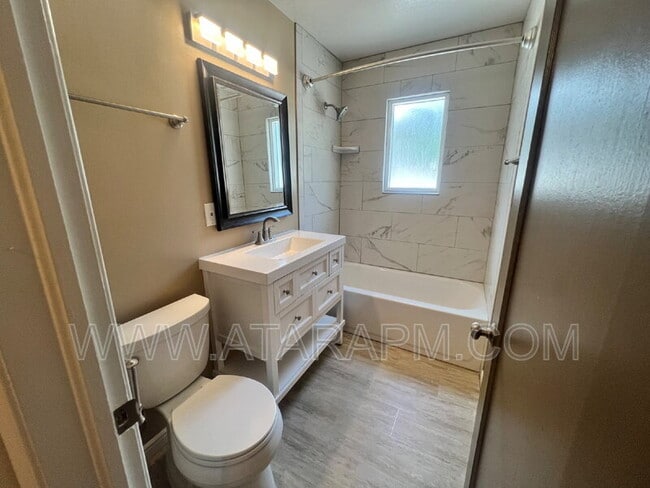Building Photo - 871 Foothill Dr
