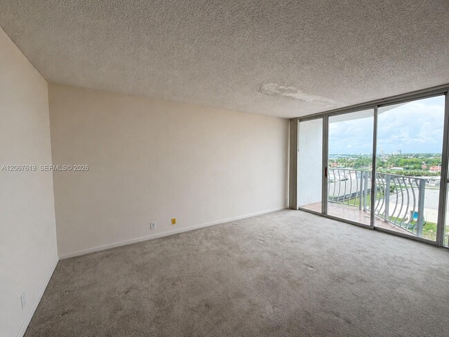 Building Photo - 7601 E Treasure Dr