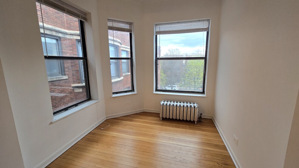 Building Photo - 7726 N Marshfield Ave