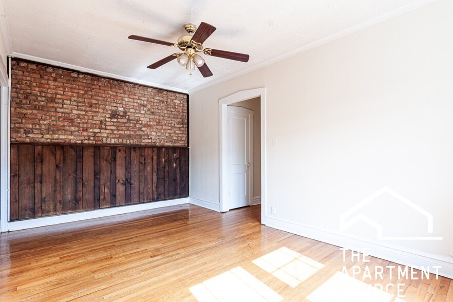 Building Photo - 955 W Cornelia Ave