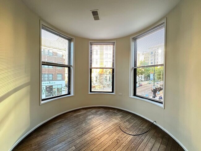 Building Photo - 605 W Surf St